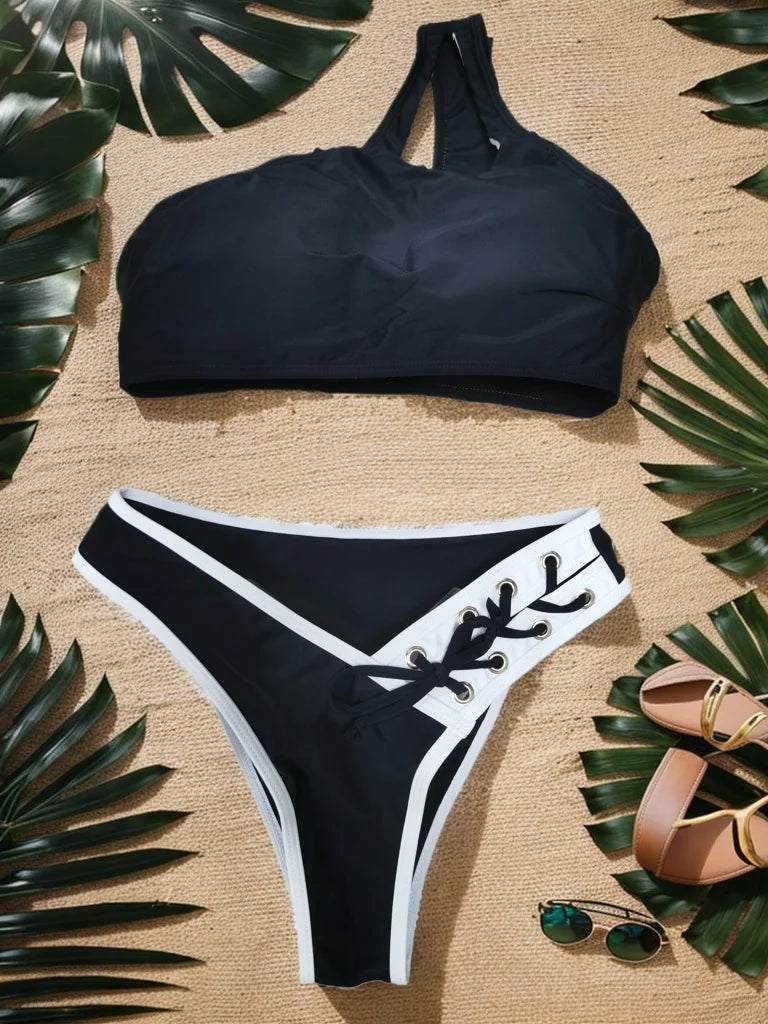 Biquíni Ombro Único Cintura Baixa e Detalhes Vazados