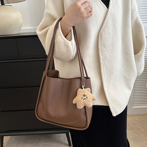 Bolsa Tote Preta de Couro Sintético com Pingente de Urso – Grande, Versátil e Elegante para Trabalho e Dia a Dia