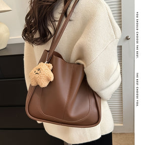 Bolsa Tote Preta de Couro Sintético com Pingente de Urso – Grande, Versátil e Elegante para Trabalho e Dia a Dia