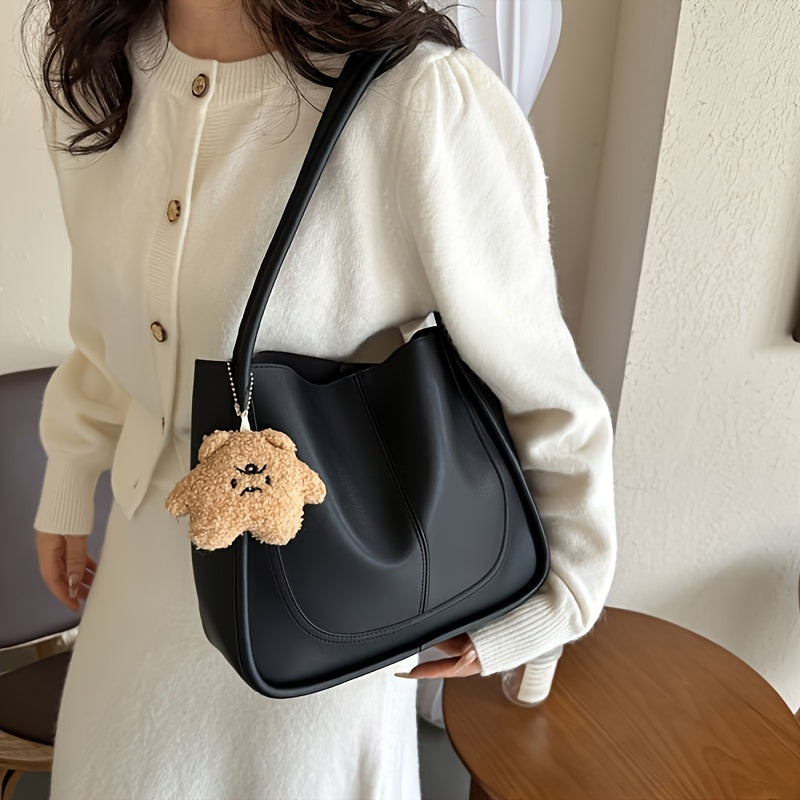 Bolsa Tote Preta de Couro Sintético com Pingente de Urso – Grande, Versátil e Elegante para Trabalho e Dia a Dia