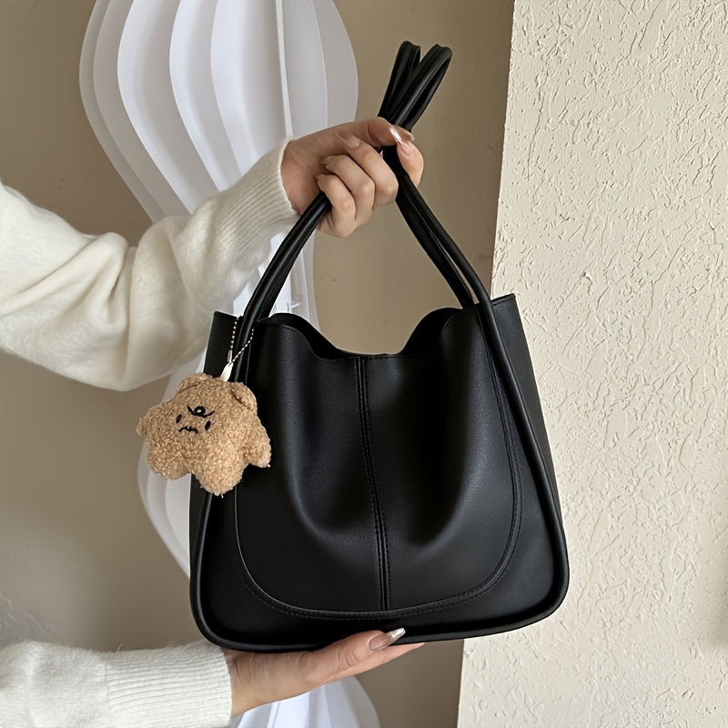 Bolsa Tote Preta de Couro Sintético com Pingente de Urso – Grande, Versátil e Elegante para Trabalho e Dia a Dia