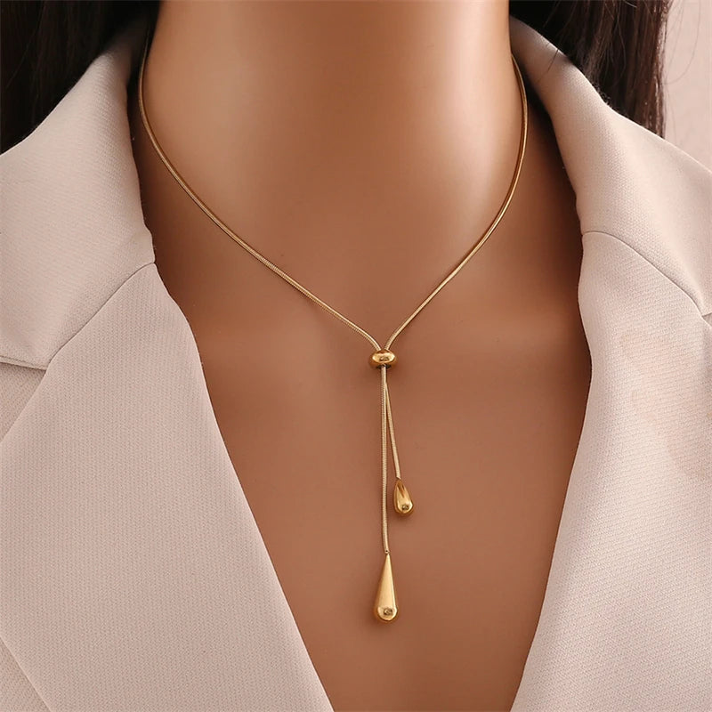 Colar Choker com Corrente e Pingente em Forma de Gota