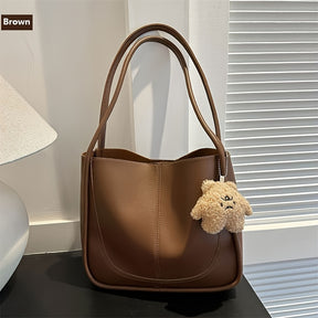 Bolsa Tote Preta de Couro Sintético com Pingente de Urso – Grande, Versátil e Elegante para Trabalho e Dia a Dia